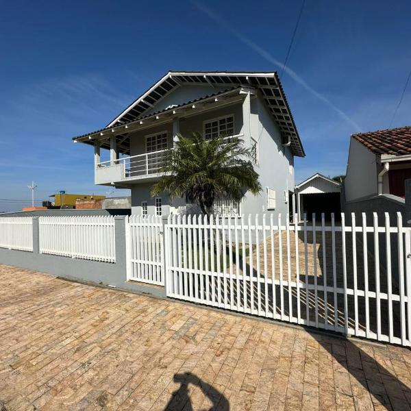 Ampla casa com 5 quartos e vista para o mar