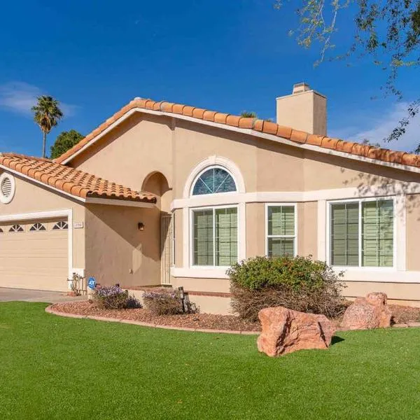 Sonoran Sunspot, Quiet Neighborhood, Sunroom, hotel in Glendale
