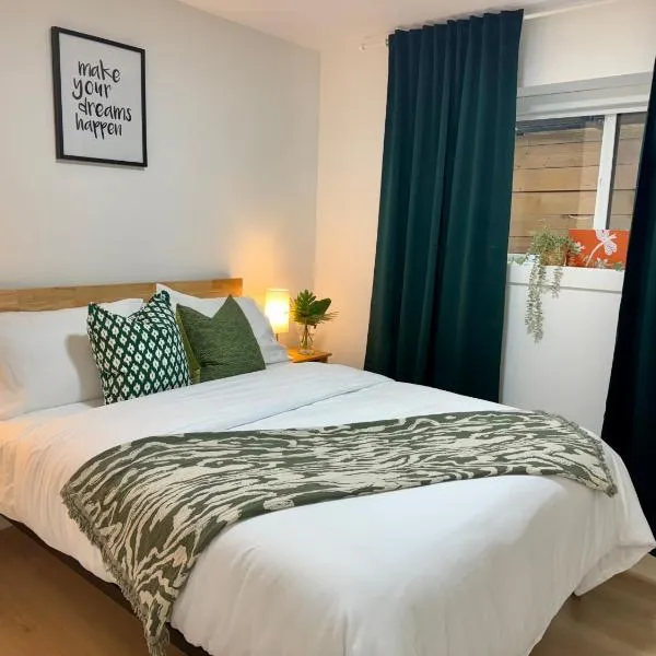 The Sunset Haven- Cozy 2BR Basement Suite near White rock, hotel v destinaci Surrey