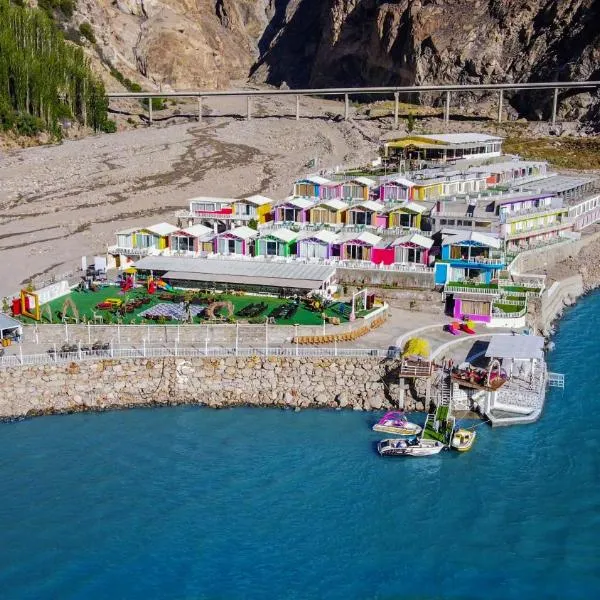 Luxus Hunza Attabad Lake Resort, hotel em Hunza