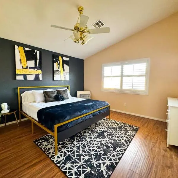 Spacious 4BR Fam Retreat King Bed WIFI And Parking, hotel v Las Vegas