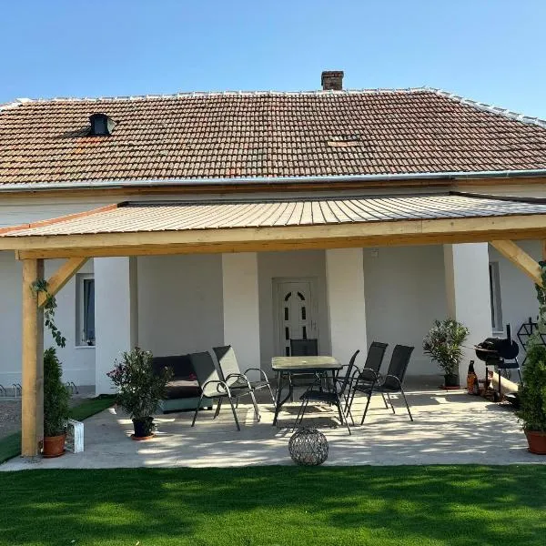 Relax Vendégház Tisza-tó, hotel v destinaci Poroszló