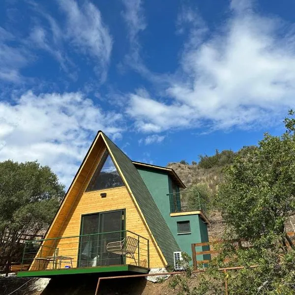 Mountain Glamping Cabin With Kids Playground and Pool, hotel v destinaci Arakapas