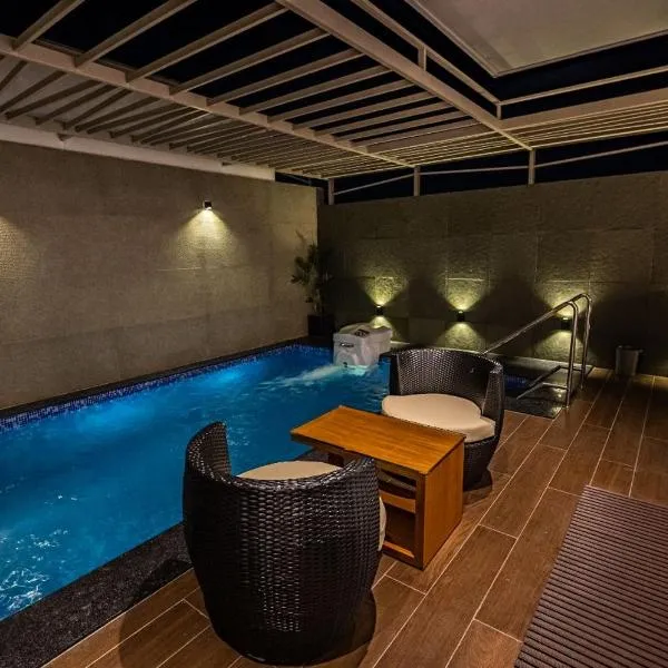 S R Luxury Stays, hótel í Mysore