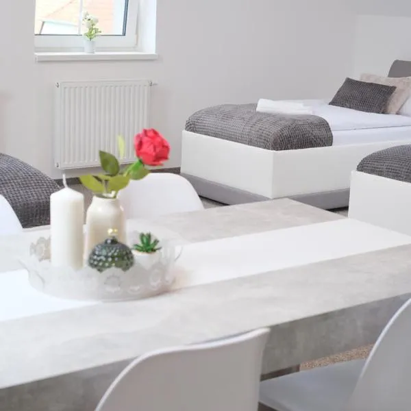 Apartmány Na Kovárně Rájov, hotel in Zlatá Koruna