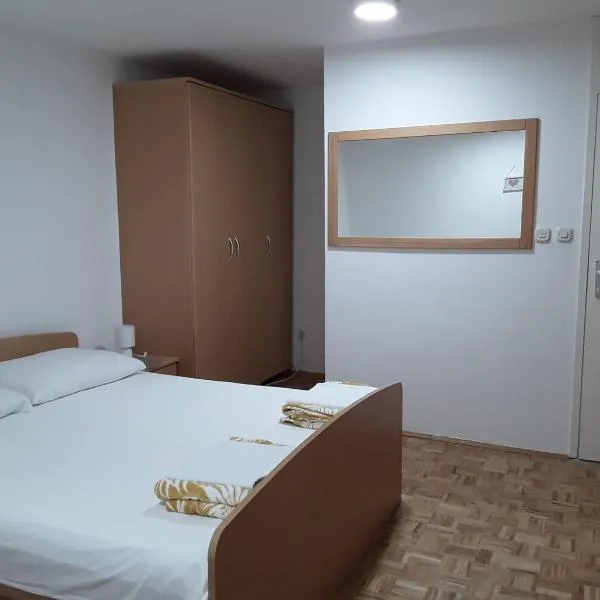 Room Nada, hotel in Primošten