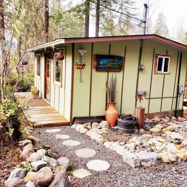 Mt Rainier Little Green Cabin On Big Creek!, hotel in Ashford