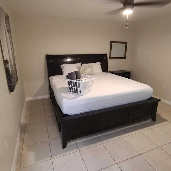 Gorgeous King Master room with private lavatory, hotel v destinaci Lakeland