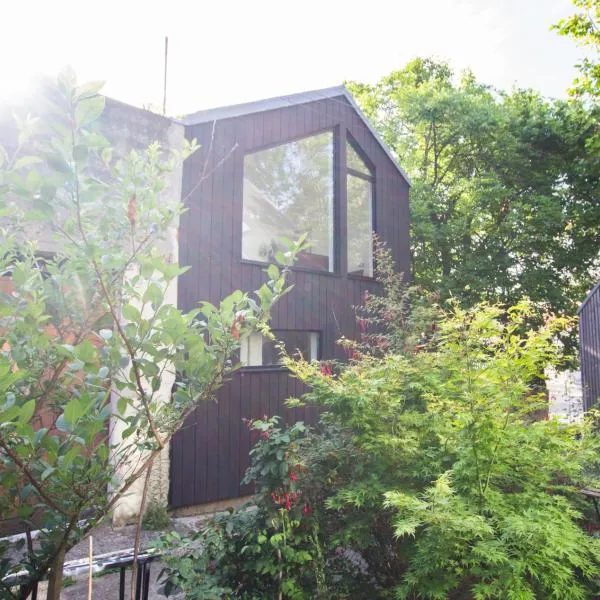 Bright & Eco-Friendly Wooden Home, A Peaceful Retreat Near Paris, hotel di Montreuil