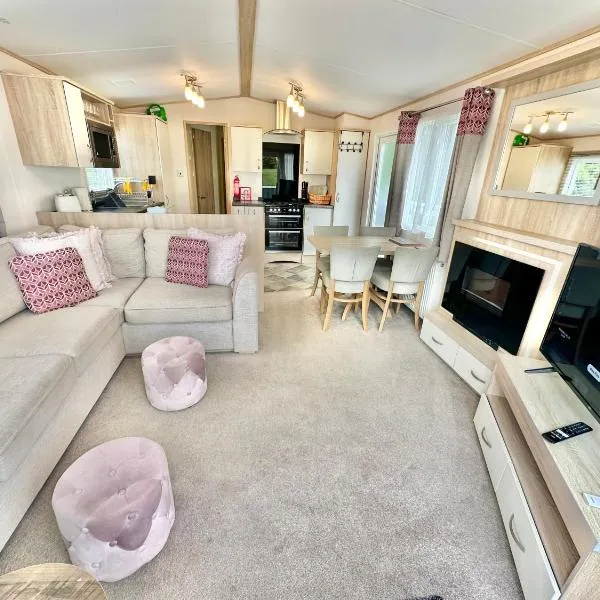 252 Wilksworth Caravan Park - Two Bedroom - Pool Access, hotel v destinaci Wimborne Minster