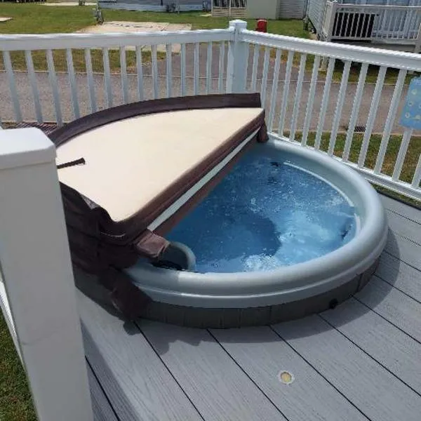 53A kingfisher court tattershall lakes luxury hot tub holidays, hotel in Tattershall