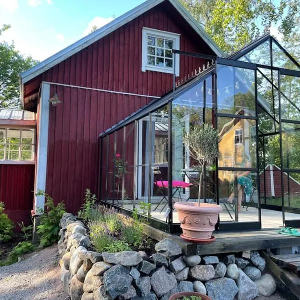 Den lilla röda stugan, hotel v destinaci Kirjala
