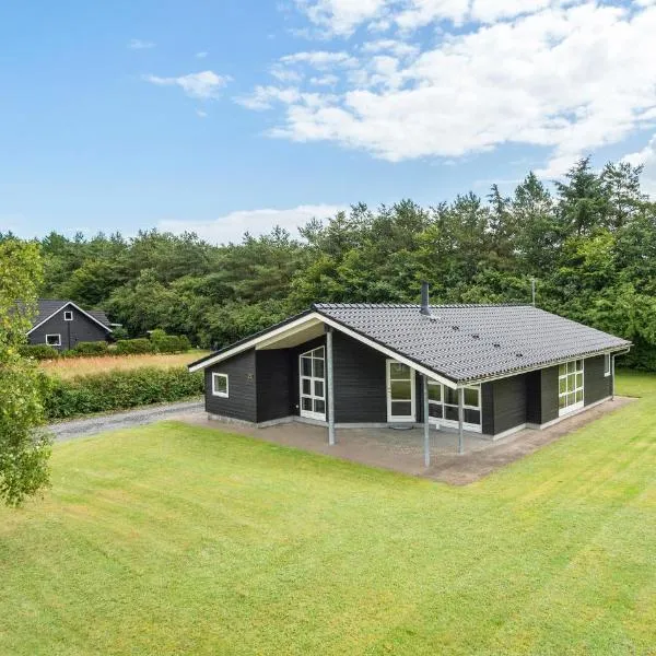 3 Bedroom Beautiful Home In Hovborg, hotel in Hovborg