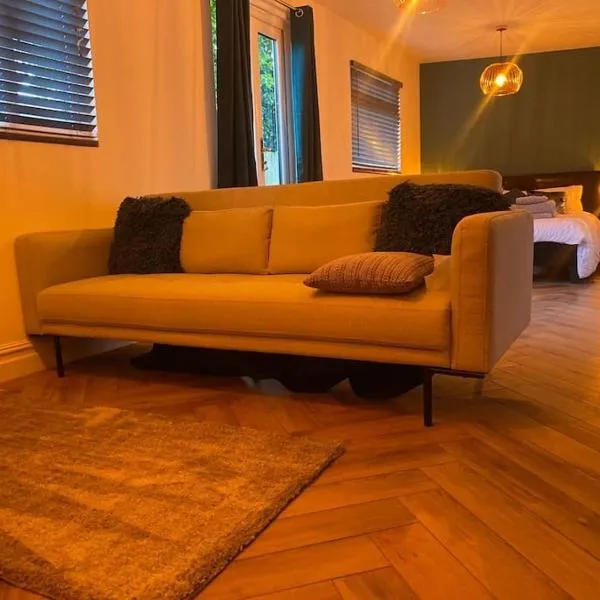 Cozy Cabin with Modern Comforts, hotel v destinaci Wootton