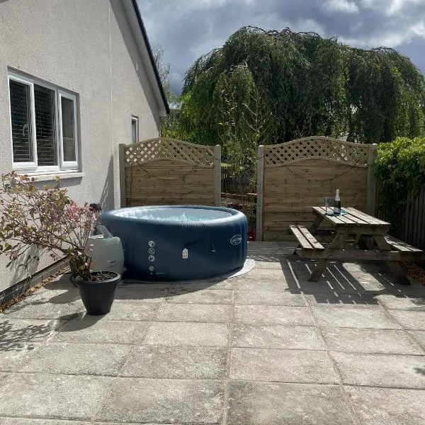 Large New Studio Apartment and Hot Tub - Private Hideaway in the Brecon Beacons، فندق في Bwlch