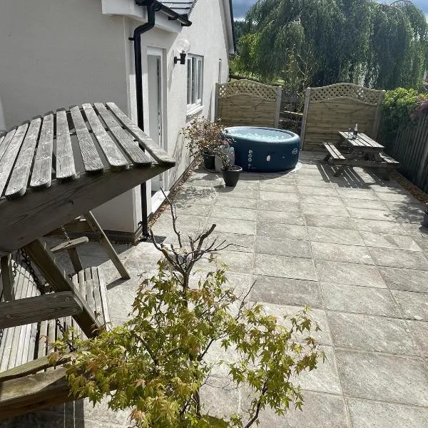Large New Studio Apartment and Hot Tub - Private Hideaway in the Brecon Beacons, hotel in Bwlch
