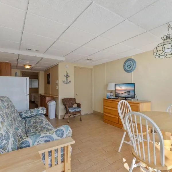Beach Block Condo with a Pool and Ocean Views!, hotel u gradu Vajldvud Krest