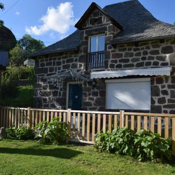 Gîte 4 personnes dans le Cantal Animaux bienvenus, Hotel in Lascelle