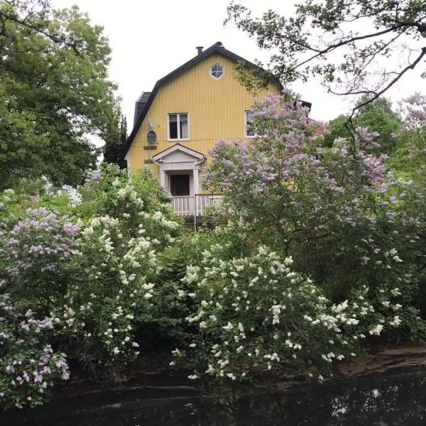 Solhuset intill ån, hotel v destinaci Alingsas