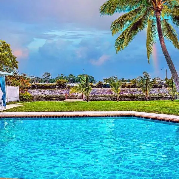 NEW Waterfront Tropic Oasis - Heated Pool, Canal, Dock, Air Hockey, hotel in Boynton Beach