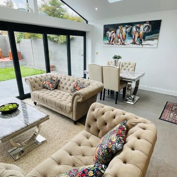 Viesnīca Grass Court Terrace - walking distance from Wimbledon Championships Londonā