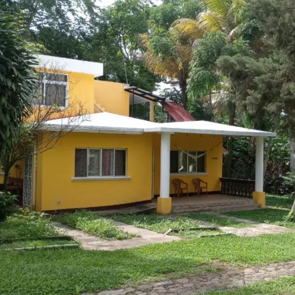 Casa Verónica a 2 kilometros del IRTRA, hotel v destinaci Retalhuleu