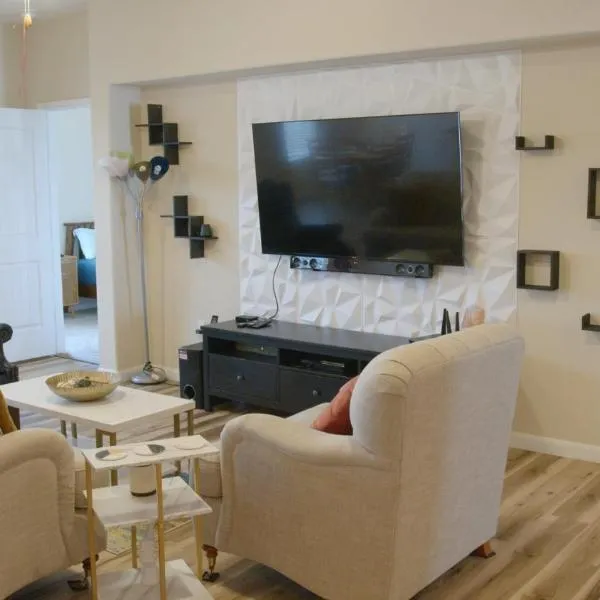 Stylish 3 Bedroom retreat near Downtown and Outlet, hotel v destinaci Kyle