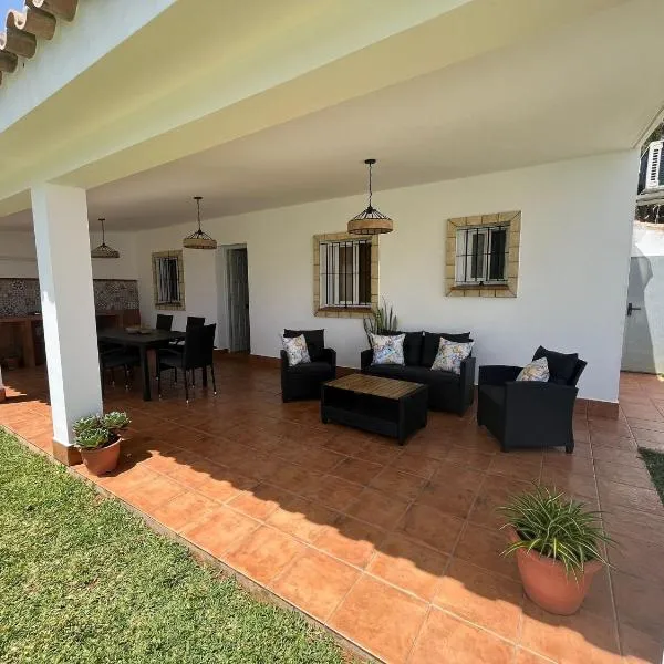 Chalet andaluz con piscina, hotel v destinaci Chiclana de la Frontera