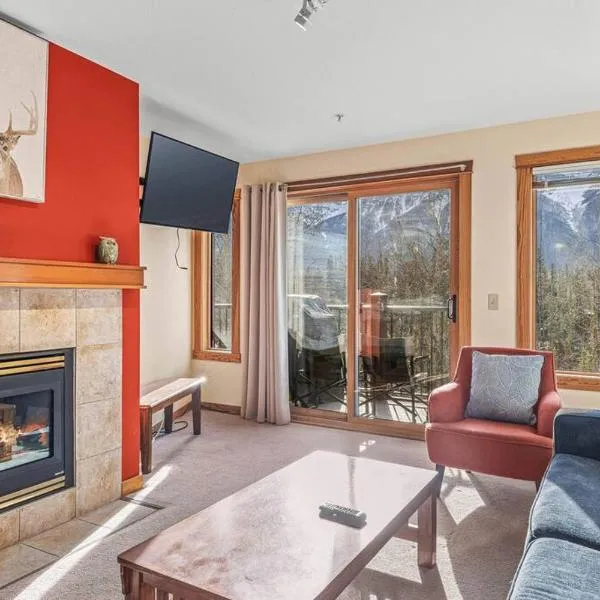 C303 Hidden Gem with MTN andCreek View, Quiet and Private, hotel in Canmore