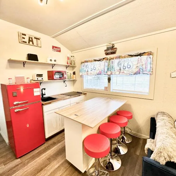 Charming Rt 66 Tiny Cabin-Mins to Main St, hotell sihtkohas Bandera