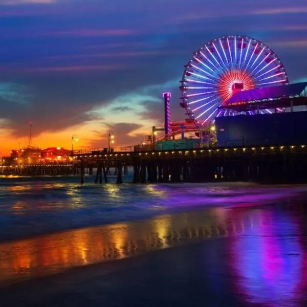 The Carlton - Modern-Lux 2 Master Suites-Secure Bldg & Parking- 5 BLKS to Ocean Ave, Hotel in Los Angeles