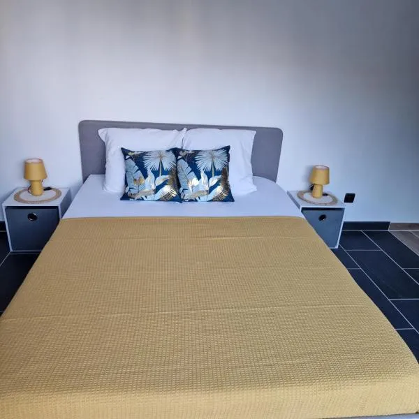 grand Studio 2 personnes, hotel in Saint-Amand-Montrond