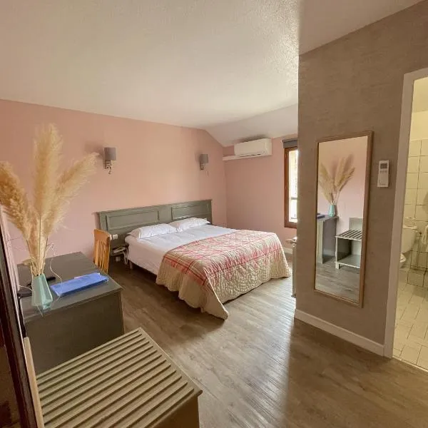 Maison Legate "Hôtel Le Baudiere & Spa", hotel v destinaci Saint-Beauzire