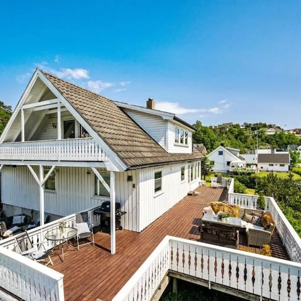 Koselig hus rett ved stranda,nydelig & ferierende!, hotel in Grimstad