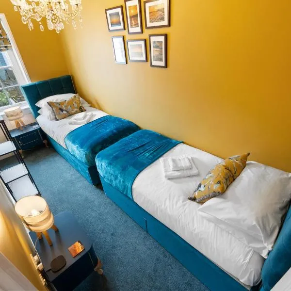 2BR Georgian home, hot tub, private garden, sea view, sleeps 6, hotel sa Bognor Regis