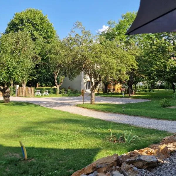 Gîte l'Enclos Ô rendez-vous Roquefeuil-Pays de sault- avec jardin, hotel v destinaci Roquefeuil