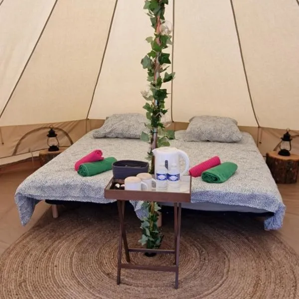 Lodge tente les pommiers Glamping Ô rendez-vous en demi-pension, hotell i Roquefeuil