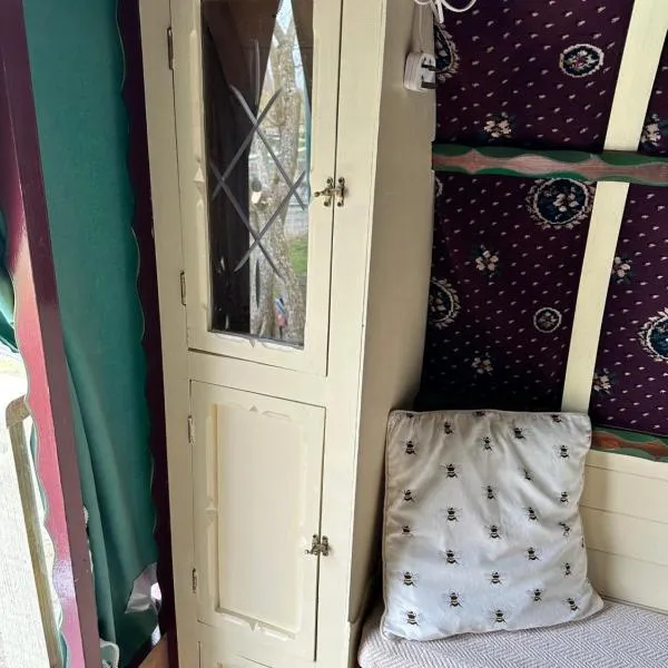 Gypsy bow top caravan, hotel en Llangrannog