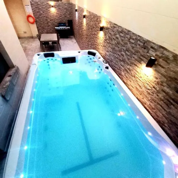 Luxurious apartment with heated pool jacuzzi, hotel em Fontana