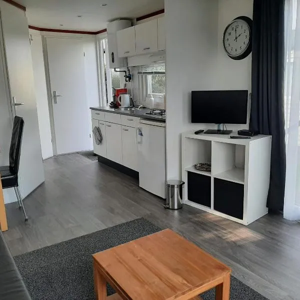 Chalet dichtbij zee en duinen, hotel v destinaci Heemskerk