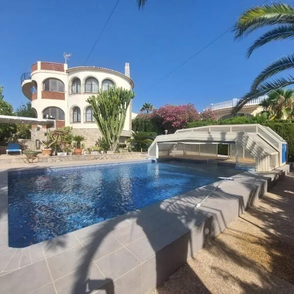 Chalet Los Almendros con piscina privada, hotel u gradu Kalpe