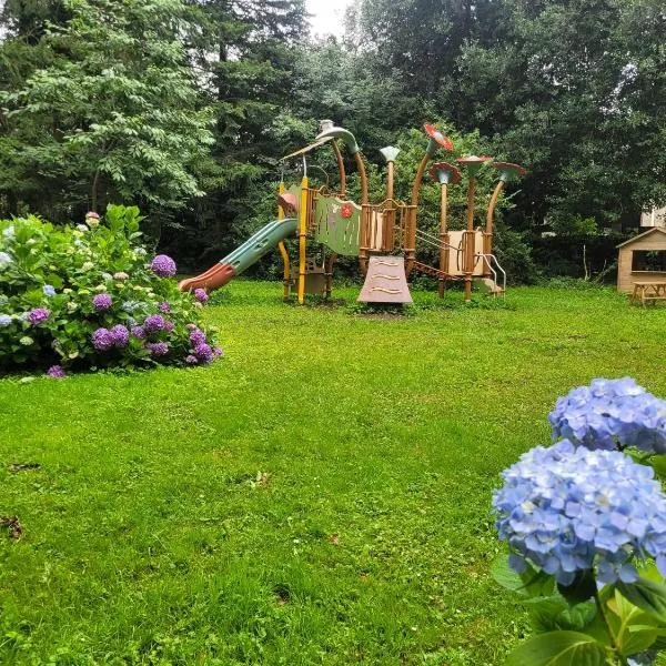 Camping du Bois Fleuri，Fontiers-Cabardès的飯店