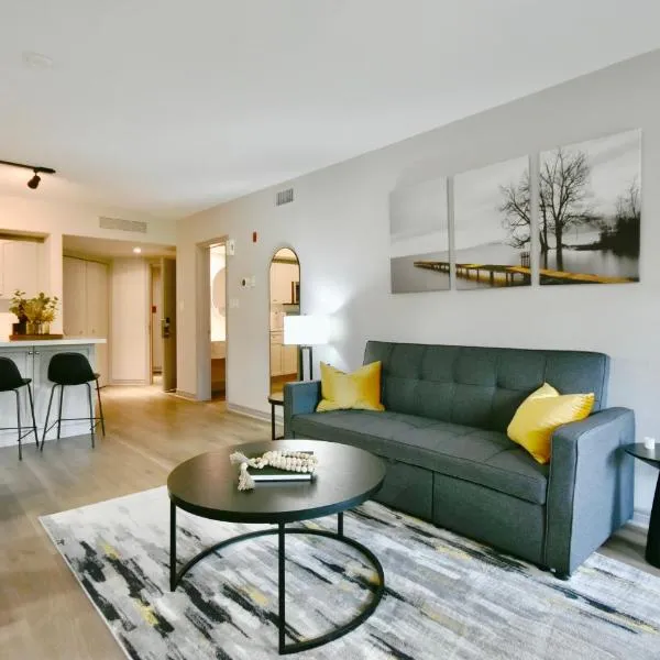 Horseshoe Valley Bliss - Luxe Condo Retreat with Jacuzzi - Top Floor Romance - Self-Check-in - Indoor & Outdoor Heated Pool Haven, hotel a Shanty Bay