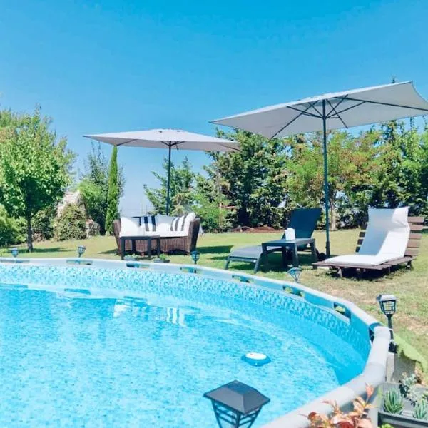 Mountain pool house, hotel en Varnávas