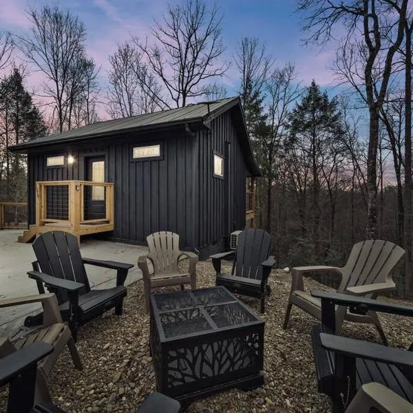 Dreamy Cabin Near Gatlinburg Hot Tub Fire Pit Secluded and Cozy!, khách sạn ở Sevierville
