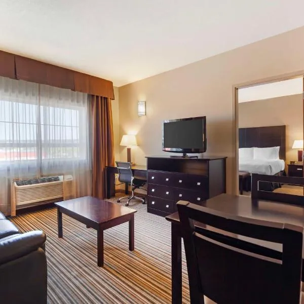 Best Western Plus Peace River Hotel & Suites، فندق في Peace River