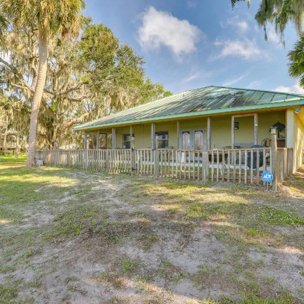 On Lake Istokpoga Lorida Home with Lanai!, hotel in Sebring