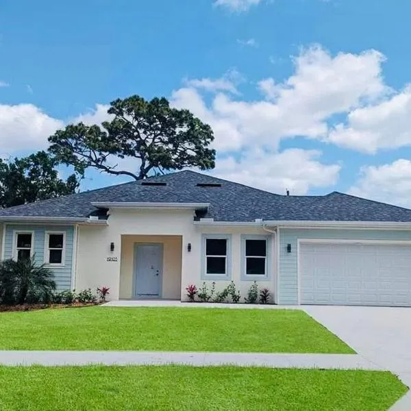 Brand New Tampa Oasis with Private Jacuzzi Retreat, hotel in Lutz