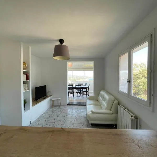Haut de villa avec vue mer et terrasse, hotel v destinácii La Ciotat