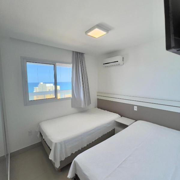 VISTA MAR DESLUMBRANTE, apto novo e moderno, a uma quadra da praia, prédio com piscina, portaria 24h, quartos com ar condicionado, roupas de cama e banho, redes de proteção, Wi Fi, TV 65", VIVO TV, cadeiras de praia, churrasqueira elétrica e 2 garagens - Foto 2
